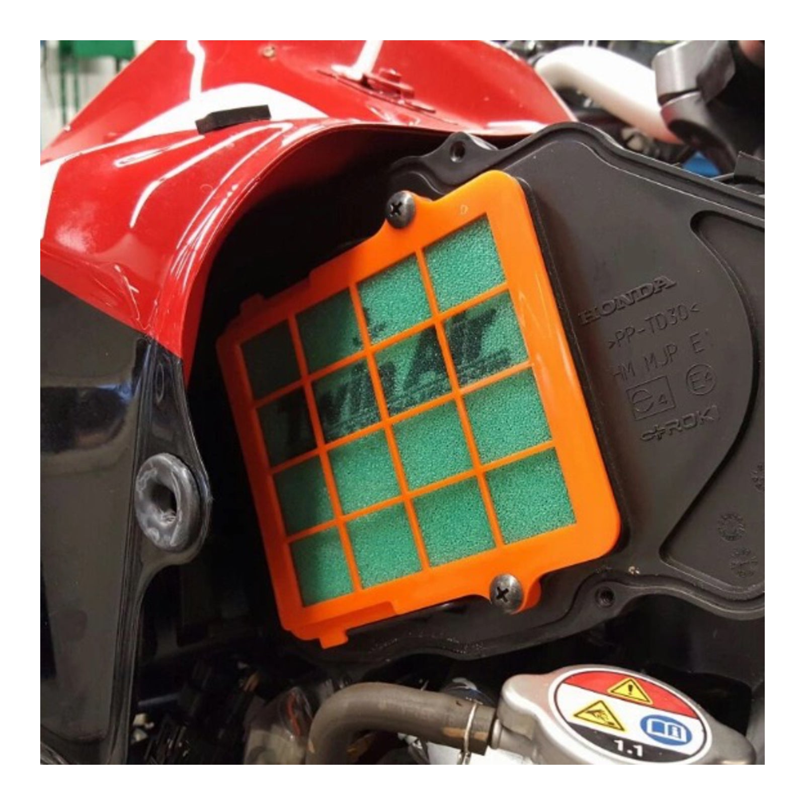 TWIN AIR PRE-OILED AIR FILTER (FR) & FLTR FRMES (2 PCS) HON